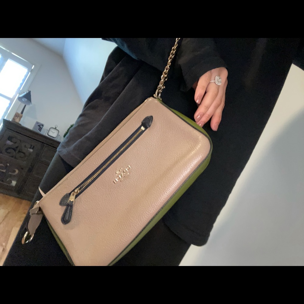 COACH 100% AUTHENTIC. Less than 6 months old. Super cute for fall as a gift.